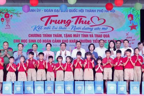 Bí thư Thành ủy Hà Nội Trần Đức Thắng tặng quà tại trường Tiểu học Thiên Đức nhân Tết Trung thu