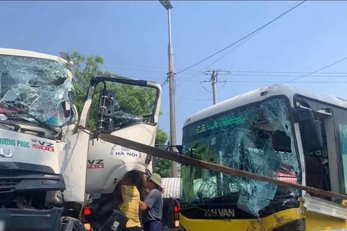 Xe chở rác va chạm xe buýt ở Hà Nội, một người bị gãy chân