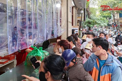 Khách đội nắng, xếp hàng 3 tiếng chờ mua bánh Trung thu truyền thống