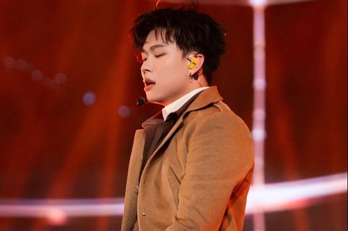 Ca sĩ có bản hit 150 triệu view gặp thế khó