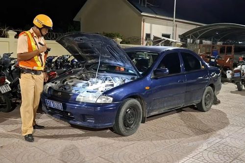 Ôtô biển xanh không giấy tờ, tài xế không có giấy phép lái xe