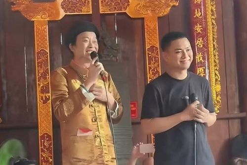 Hoài Lâm song ca cùng Hoài Linh trong lễ Giỗ Tổ nghề