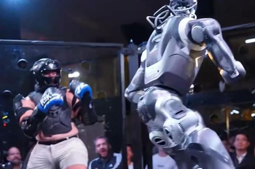 Trận 'so găng' MMA đầu tiên giữa người và robot bị nghi ngờ