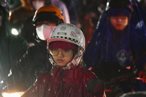 Người dân TP.HCM chật vật về nhà khi mưa lớn, đường hóa sông