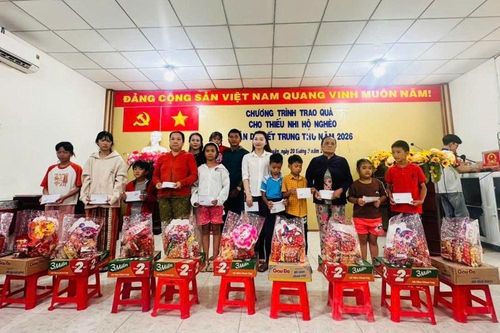 An Giang: Ấm áp 'Trăng ấm trao em' đến với thiếu nhi xã Mỹ Thuận