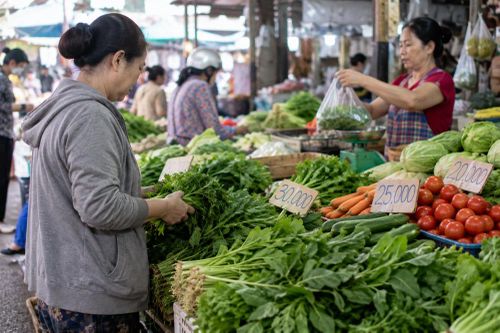 Mưa ngoài ruộng, bữa cơm trong nhà thêm đắt