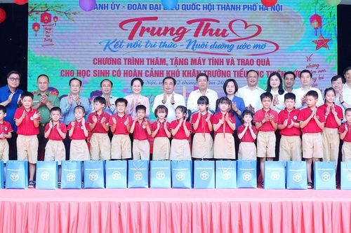 Đoàn đại biểu Quốc hội TP Hà Nội tặng quà tại Trường Tiểu học Thiên Đức