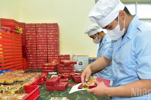 [Ảnh] Hương vị Trung thu từ bàn tay người lính