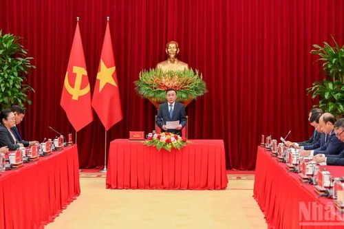 [Ảnh] Thường trực Ban Bí thư Trần Cẩm Tú tiếp Đoàn cán bộ cấp cao Đảng Nhân dân Cách mạng Lào