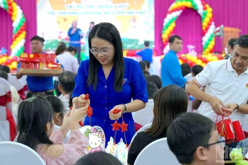 Ấm áp họp mặt Trung thu đoàn viên cho con em người lao động Cà Mau