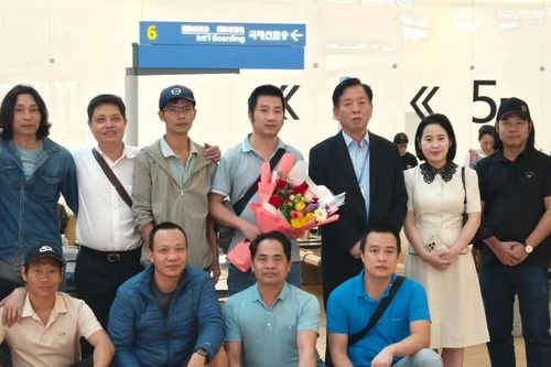 Thăm hỏi, tiễn 10 thuyền viên Việt Nam từ Hàn Quốc về nước