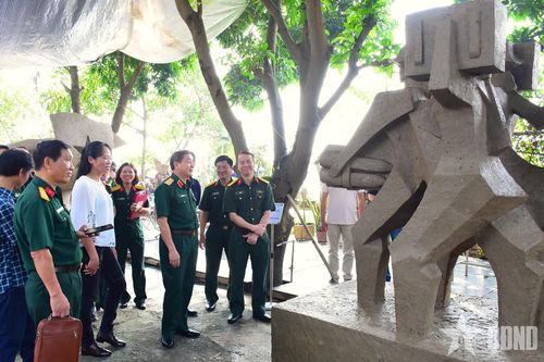Thượng tướng Trương Thiên Tô chủ trì họp Hội đồng lựa chọn tác phẩm nghệ thuật điêu khắc duyệt phác thảo tượng tỷ lệ 1:1