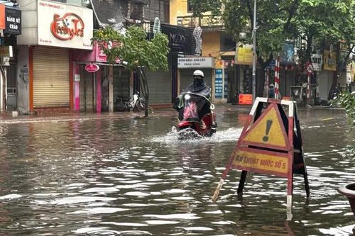 Hà Nội cấm phương tiện đi qua hai điểm ngập sâu, phân luồng giao thông tại các vị trí bị ngập úng