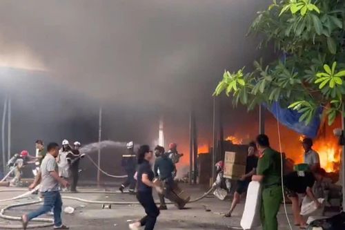 Khẩn trương chữa cháy tại kho hàng ven sông Hồng
