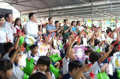 Bộ đội Biên phòng tỉnh Cà Mau: Mang Trung thu đến với thiếu nhi vùng biên