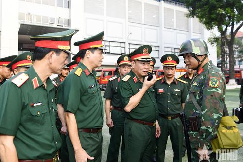 Thượng tướng Lê Quang Đạo kiểm tra, nắm tình hình tại Lữ đoàn 144