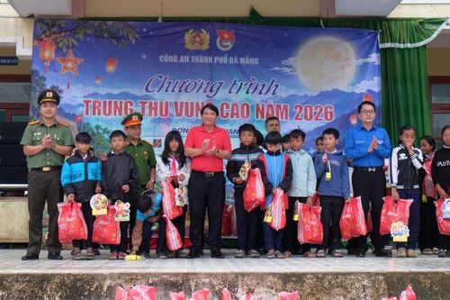 Tuổi trẻ Công an TP Đà Nẵng mang Trung thu đến vùng cao