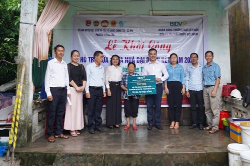 Xây dựng nhà Đại đoàn kết cho hộ đặc biệt khó khăn