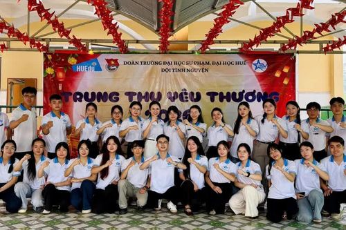 Sinh viên mang Trung Thu yêu thương đến với trẻ em vùng cao Đakrông