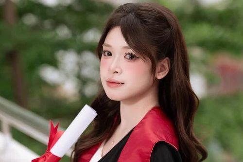 Nữ sinh Nghệ An hai lần chạm mốc 'thủ khoa' trên hành trình học tập