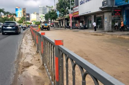 Bùn đất rơi phủ 300m đường Cộng Hòa, giao thông qua khu vực ùn ứ