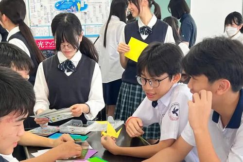 Dần hình thành hệ sinh thái giáo dục song ngữ trong trường công