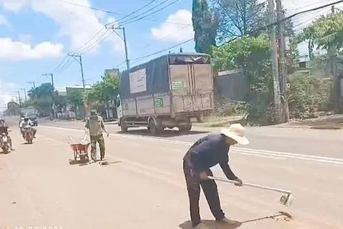 Để bùn đất rơi vãi xuống đường, tài xế bị phạt và phải dọn sạch đường
