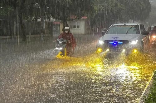 Mưa lớn, nhiều tuyến đường ở Đồng Nai ngập sâu