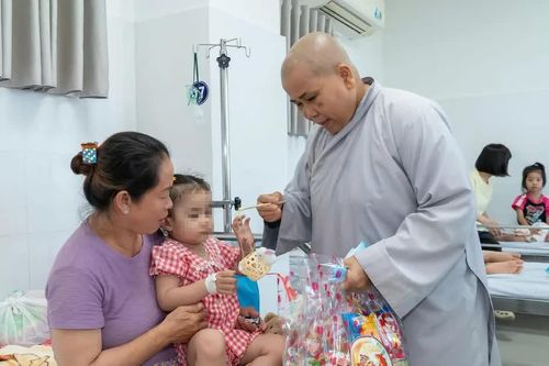 Mang mùa trăng yêu thương đến với bệnh nhi và trẻ em có hoàn cảnh khó khăn