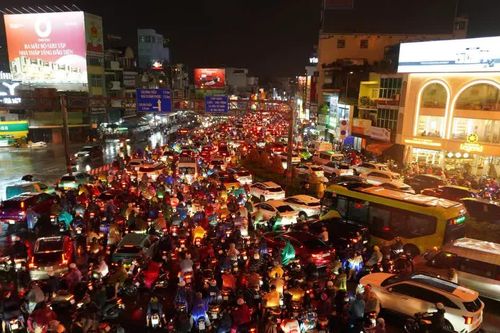 Mưa lớn đúng giờ tan tầm, nhiều tuyến đường ở TPHCM ngập và ùn tắc