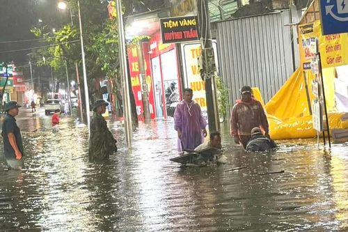 Mưa lớn kéo dài, hàng loạt tuyến đường ở Phú Quốc ngập nặng