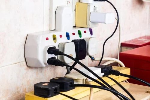Cắm nhiều thiết bị chung ổ điện, coi chừng cháy nhà