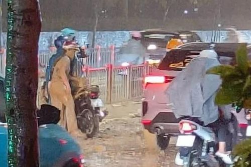 Truy tìm 'thủ phạm' khiến nhiều người đi xe máy bị ngã trên đường Cộng Hòa