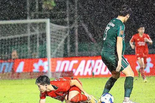 Tấn Sinh đối diện án phạt nghiêm khắc sau pha đá thô bạo Đình Bắc