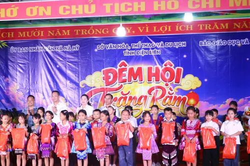 Hơn 1.000 học sinh vùng biên Nà Hỳ đón Trung thu ấm áp