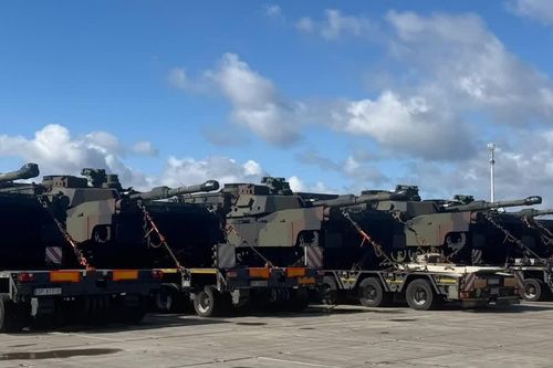 Thêm hàng loạt xe tăng M1A2SEPv3 Abrams tối tân áp sát biên giới Nga