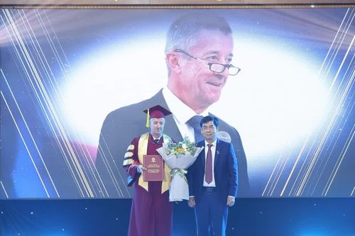Trường Đại học Luật TPHCM phong tặng Giáo sư danh dự cho nhà khoa học Pháp