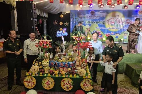 Ấm áp 'Biên cương - Đêm hội trăng rằm' nơi biên giới Quảng Trị