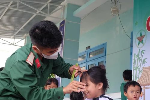 'Trăng sáng muôn nơi' mang Trung thu đến với học sinh vùng cao Đà Nẵng