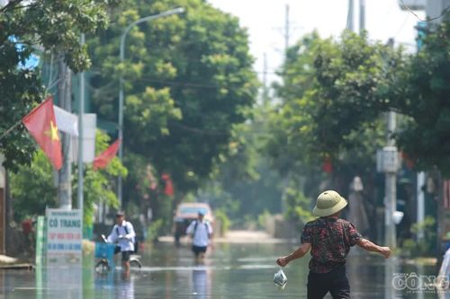 Sau nhiều ngày nắng ráo, Đại lộ Thăng Long và khu dân cư ven sông Tích vẫn ngập