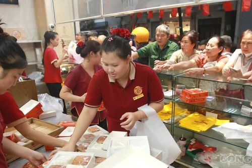 Chưa đến Trung thu, bánh Bảo Phương đã 'cháy hàng', nhiều khách đến mua phải ra về