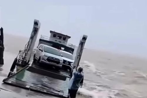 Chở gấp đôi số lượng ô tô, chủ phà bị đề nghị xử phạt 10 triệu đồng