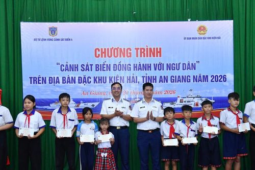 BTL Vùng Cảnh sát biển 4 kết hợp huấn luyện trên biển với thực hiện tốt công tác dân vận