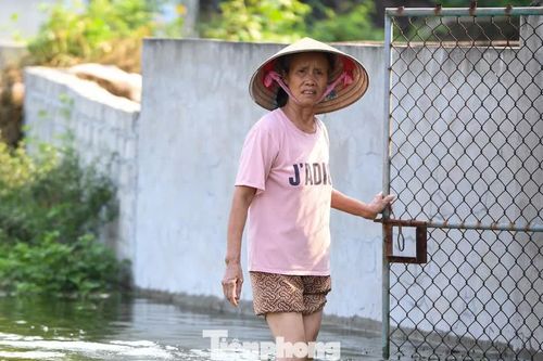 Sau 5 ngày, 'rốn lũ' Hà Nội vẫn mênh mông nước
