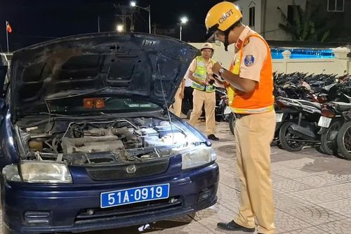 Phát hiện ô tô biển xanh không giấy tờ, tài xế không có giấy phép lái xe