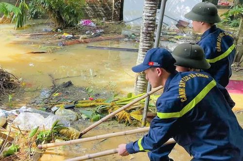 Thanh Hoá: Khẩn trương dọn bùn sau lũ để đón học sinh trở lại