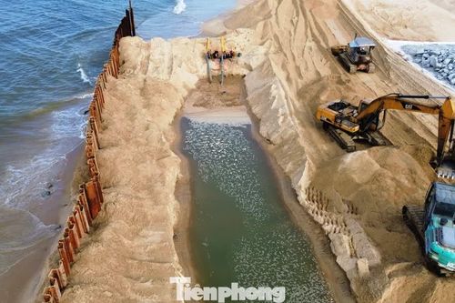 Nhìn gần công trình 'lá chắn' 260 tỷ đồng tăng tốc thi công trước biển Thuận An