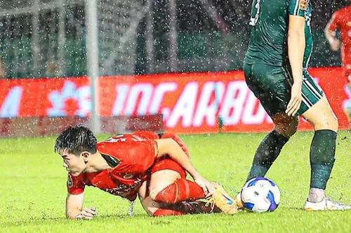 Trung vệ Huỳnh Tấn Sinh nhận án phạt từ VFF vì hành vi thô bạo với Đình Bắc