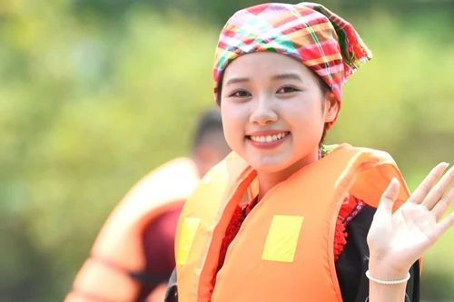 53 người đẹp Hoa hậu Việt Nam giữa điệu Then, đàn tính