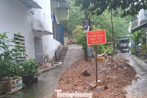 Đất đá bất ngờ sạt tràn xuống khu dân cư trong đêm